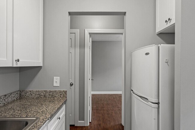 Building Photo - Spacious 1BR/1Bath apartment Available Ear...