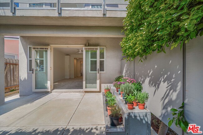 Building Photo - 726 W 37th St