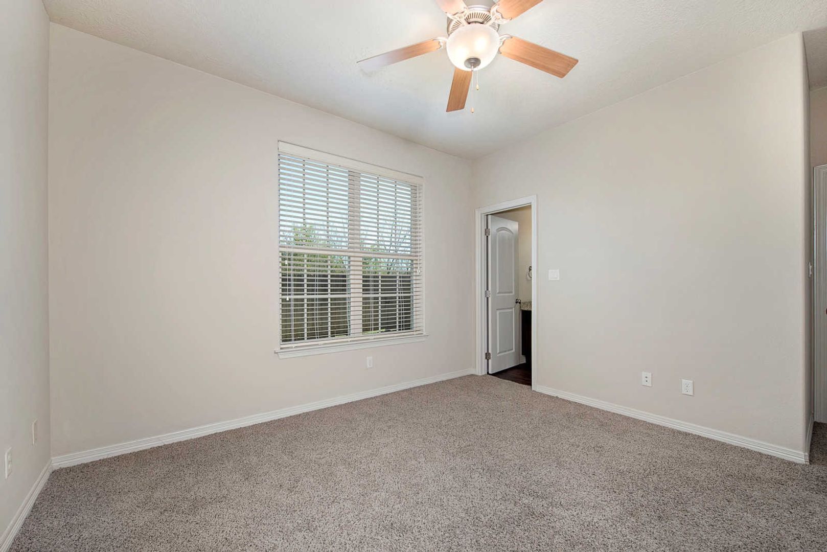 Building Photo - Spacious 3 Bed, 3.5 Bath Condo in Great Community!