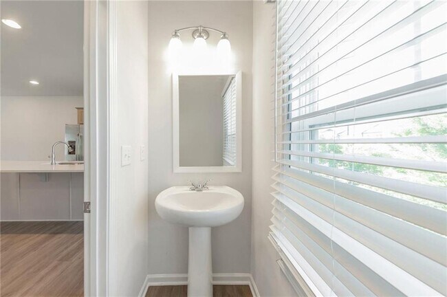 Building Photo - 3625 Hawthorne Terrace