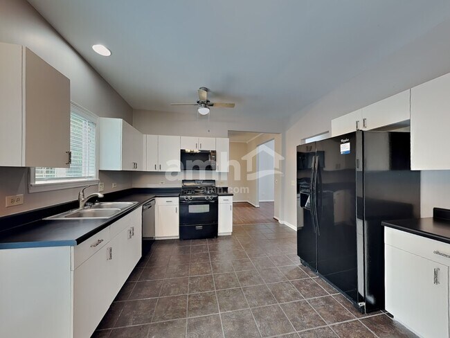 Building Photo - 8601 Sycamore Ct