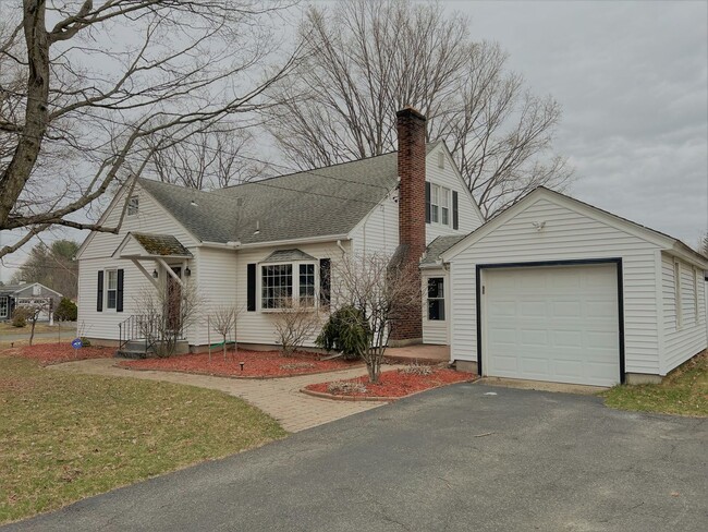 Building Photo - Charming Single-Family Home Great Neighborhood