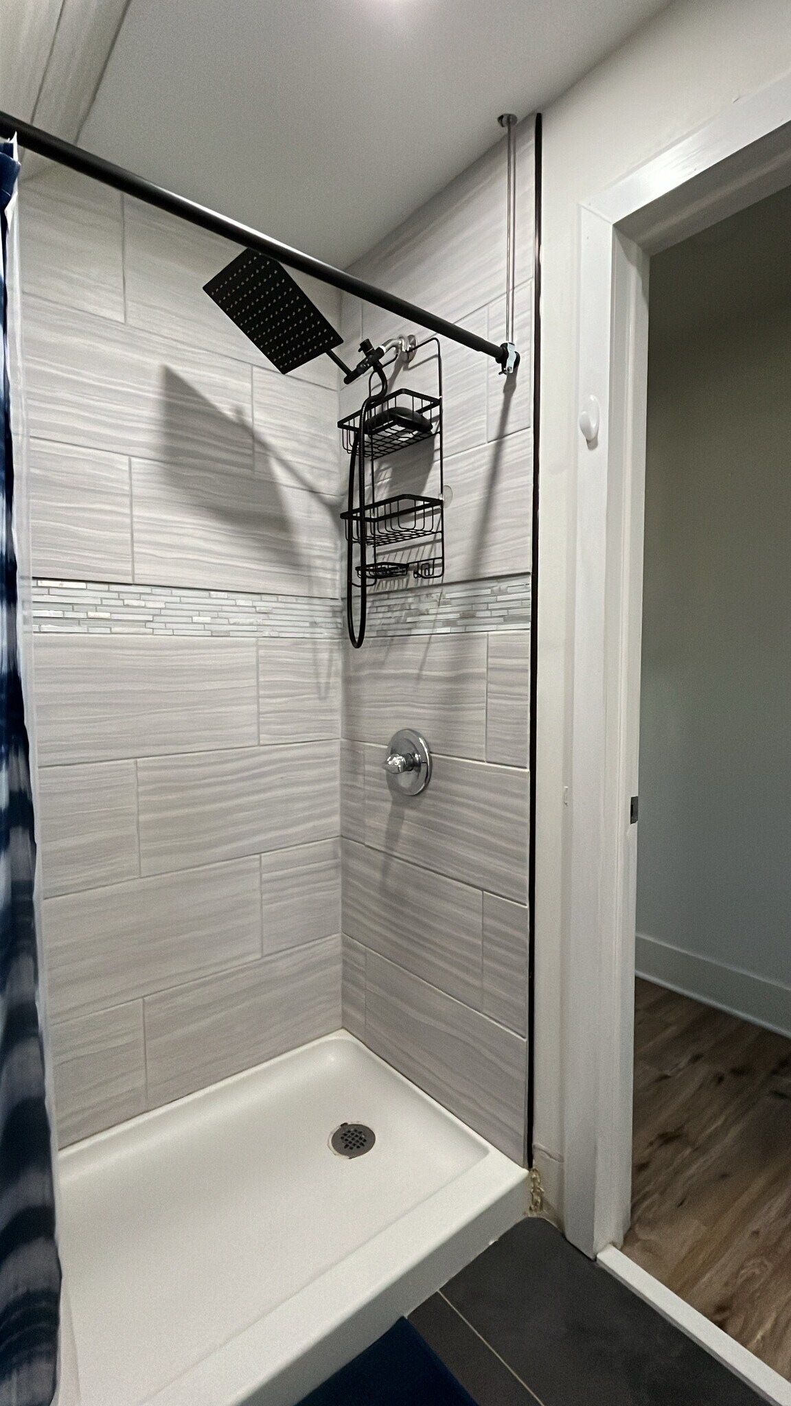 Shower - 10 Rowe St