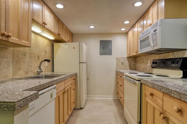 Building Photo - 8555 S Fairmount Dr
