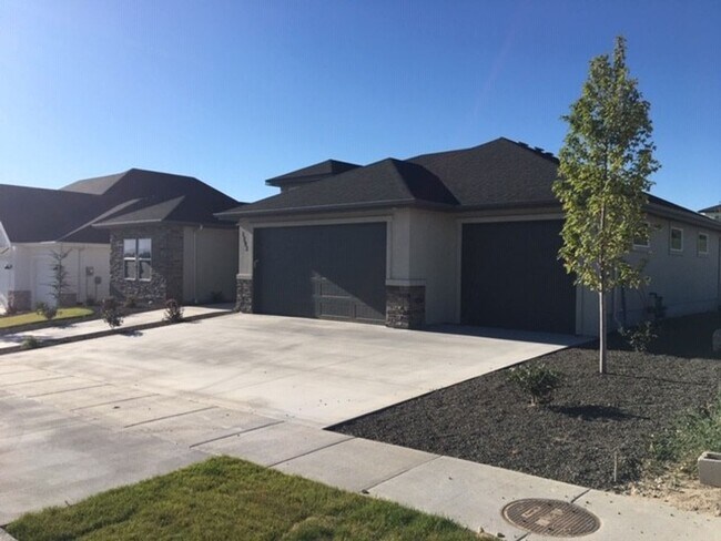 Building Photo - Coming Soon! Newer Custom built home with ...