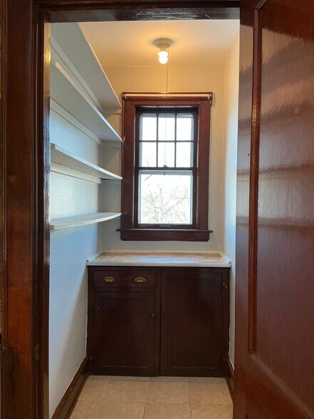 Building Photo - 10 Erin St