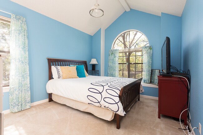Building Photo - Beautiful 4 bedroom home in the Deerfield Subdivision