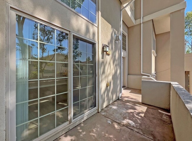 Building Photo - 3 bedroom 2.5 bath townhome with multiple levels!