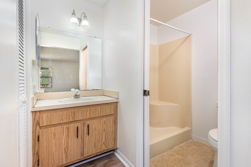 Building Photo - 1029 Regency Dr