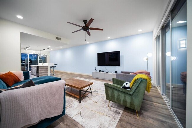 Building Photo - 604 N Bluff Dr