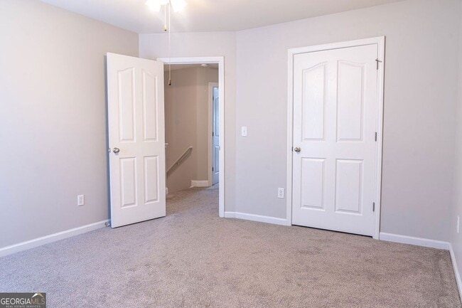 Building Photo - 2046 Barberry Dr