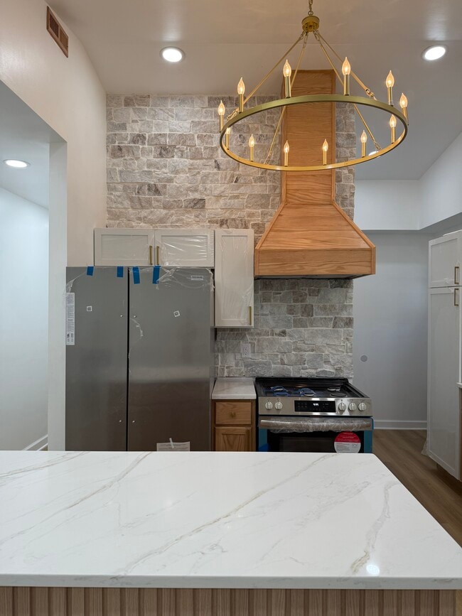 Building Photo - 744 E 48th Pl