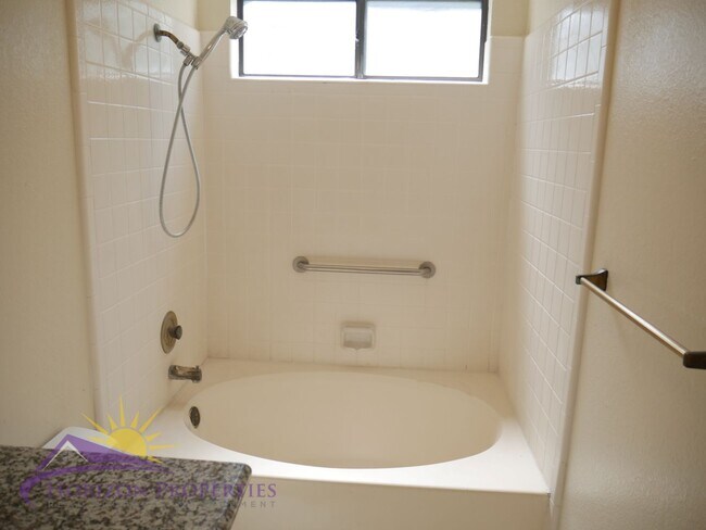 Building Photo - Bright 3 Bed 2 Bath 1,477 Sq. Ft. Sacramen...