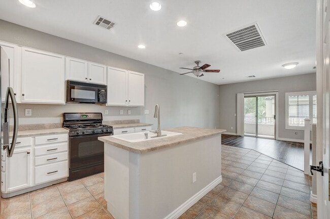 Building Photo - Gorgeous Three Bedroom in the Northwest!