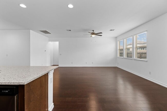 Building Photo - 208 Magna Ln
