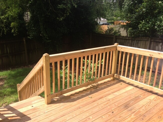 Building Photo - 818 E 9th St