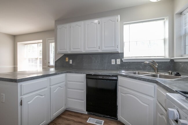 Building Photo - Gorgeous 4 Bedroom Remodel, Union Schools!