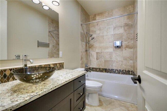 Building Photo - 2207 Pasadena Dr