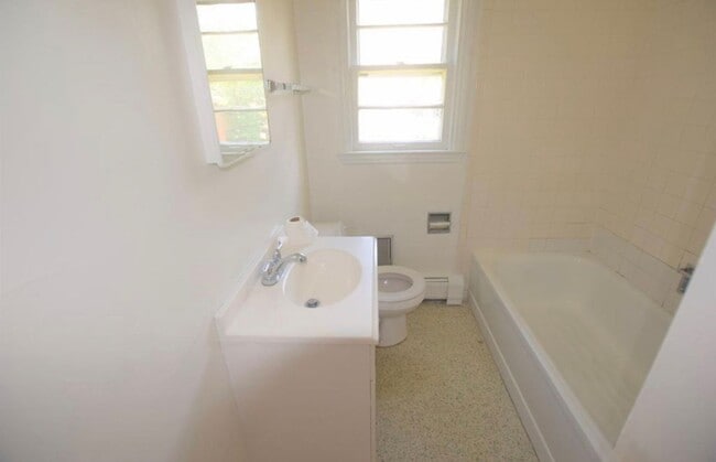 Building Photo - Charming six bedroom home near River North...