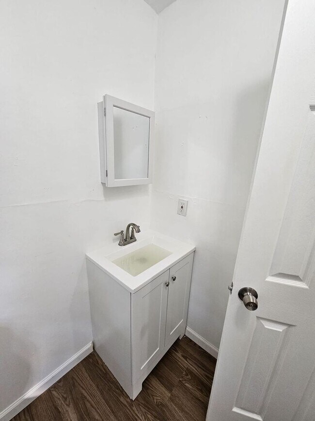 Building Photo - 3 bed 1 bath