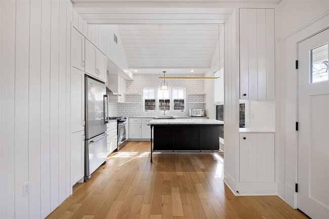 Building Photo - 2606 W 8th St