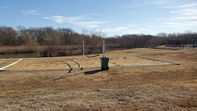 Building Photo - 1621 Colonial Dr