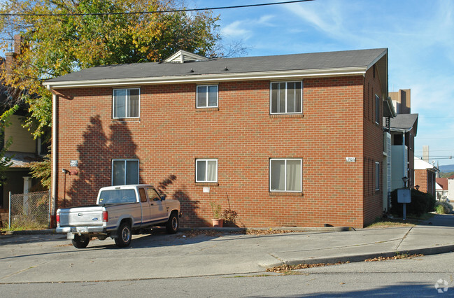 Building Photo - Mountain Manor