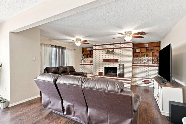 Building Photo - 3707 Comanche Rd NE