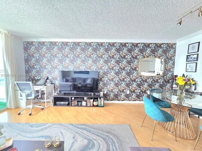 Building Photo - 1155 Brickell Bay Dr