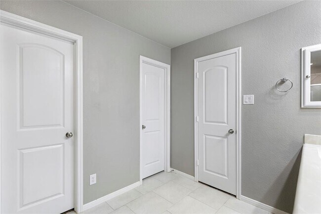 Building Photo - 18115 Van Berkel Ln