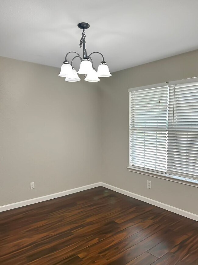 Building Photo - 2-Bed, 2-Bath Townhome with Flexible Floor...
