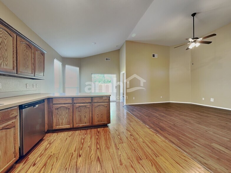 Building Photo - 9904 Henna Ln