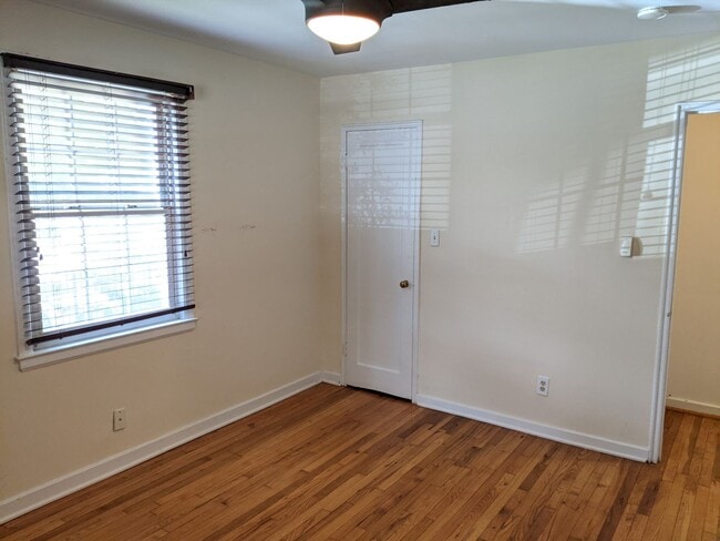 Building Photo - Updated and extremely well-maintained Rock...