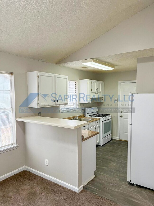 Building Photo - Inviting 3-Bedroom Home - Move in by 11/30...