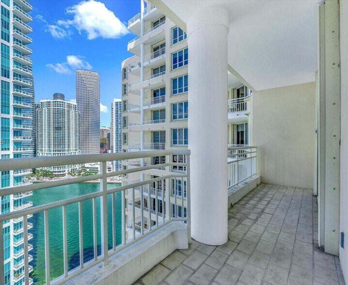 Building Photo - 888 Brickell Key Dr