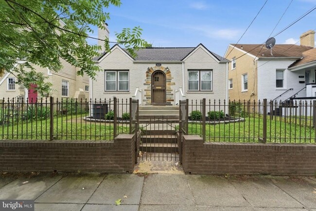 Building Photo - 517 Lebaum St SE