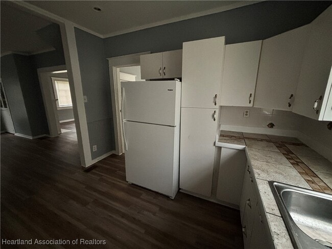 Building Photo - 22 W Lagrande St