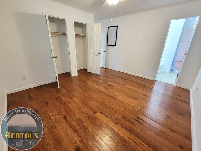 Building Photo - 427 Sugarloaf Rd