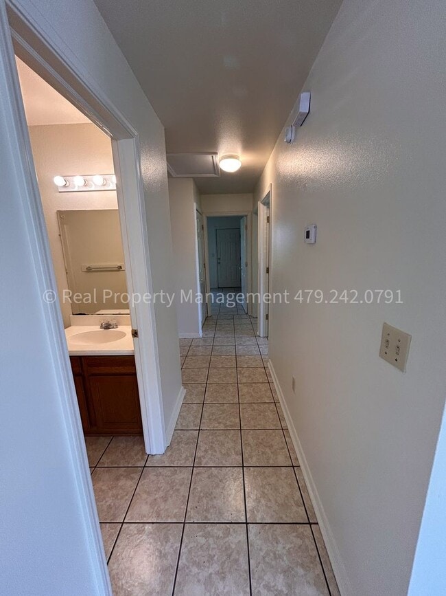 Building Photo - Move In Ready!! Cozy 3 Bed 2 Bath Duplex!