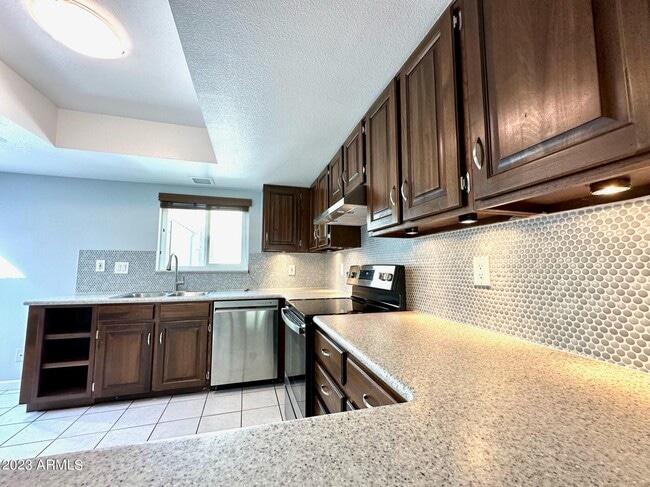 Building Photo - 821 E Orange Dr