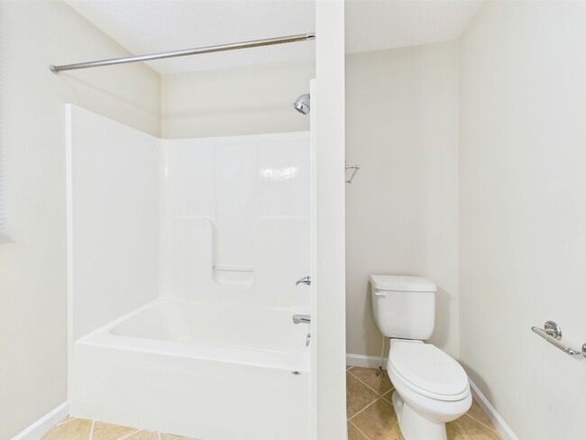 Building Photo - Bright & Spacious 4-Bedroom Home Located i...