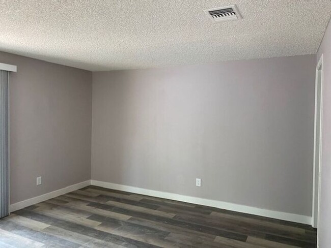 Building Photo - $2,350 Lovely Remodeled 3 Bedroom-2 bath-2...