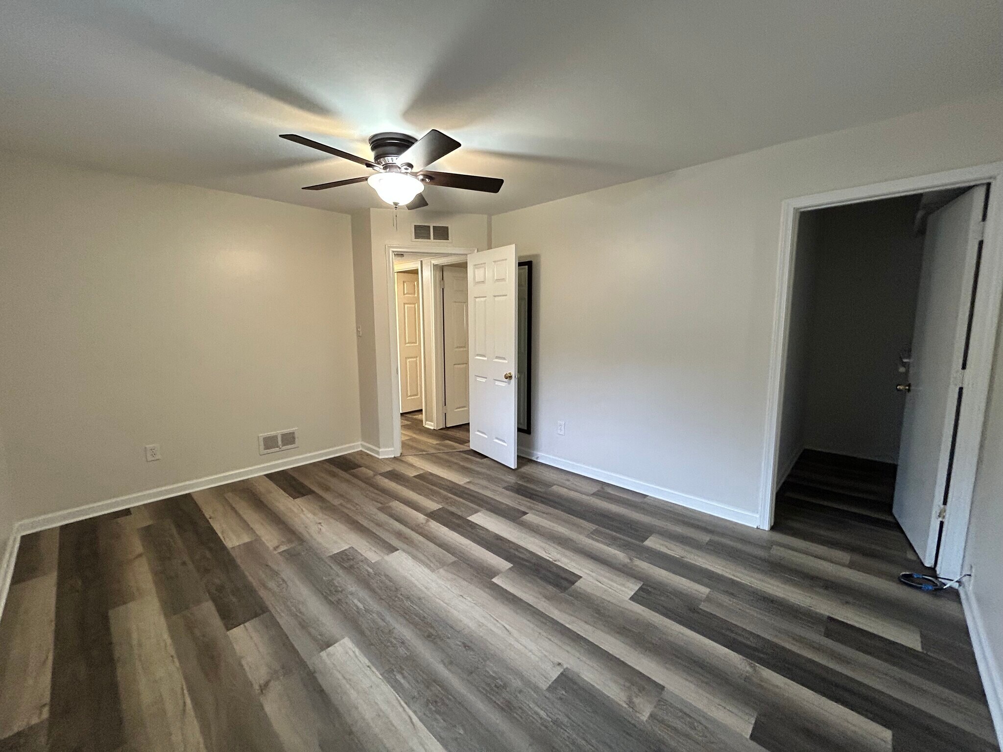Master bedroom - 28050 Curtis Rd