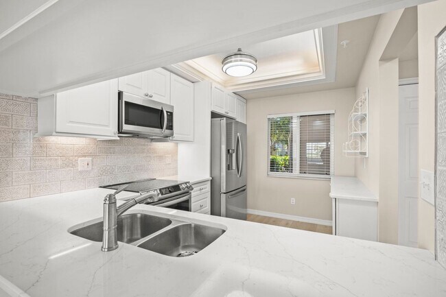 Building Photo - Stunning 2 beds 2 baths condo with lake vi...