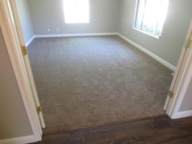 Building Photo - Large Home in Bloomington Hills