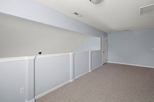 Building Photo - Spacious House in Hadley Park