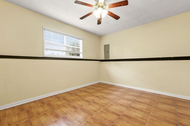 Building Photo - Charming Flowery Branch Home!