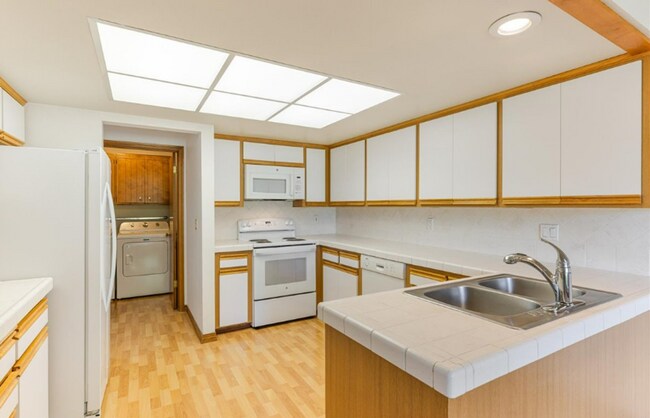 Building Photo - Prime Charbonneau Golf Community Location! 2 Bed, 2.5 Bath + Den, A/C, Washer/Dryer and Garage