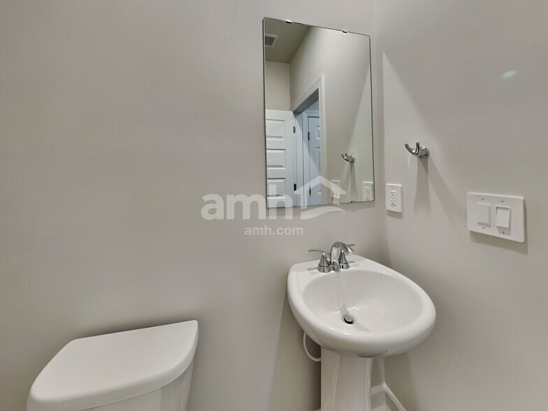 Building Photo - 223 Maxwell Dr