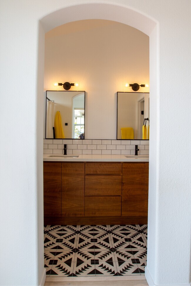 Building Photo - 593 Sweet Pea Pl